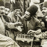 Die Staatsmänner Mahdi Quli Khan Majid ad-Dawla und Akbar Khan Nayeb Nazer spielen Schach in Gesellschaft von Mitgliedern des qadscharischen Hofs, 1893 © Nationalarchive Irans, Teheran